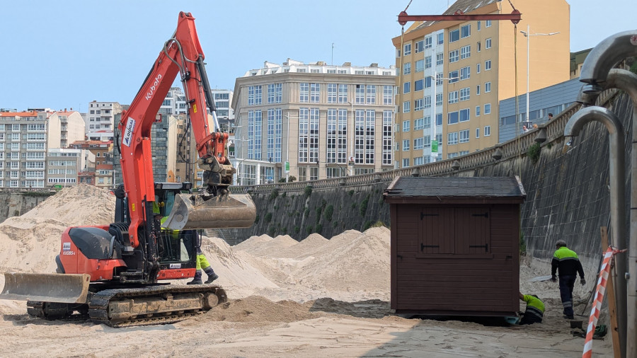 Las playas de A Coruña recuperan las casetas de los socorristas
