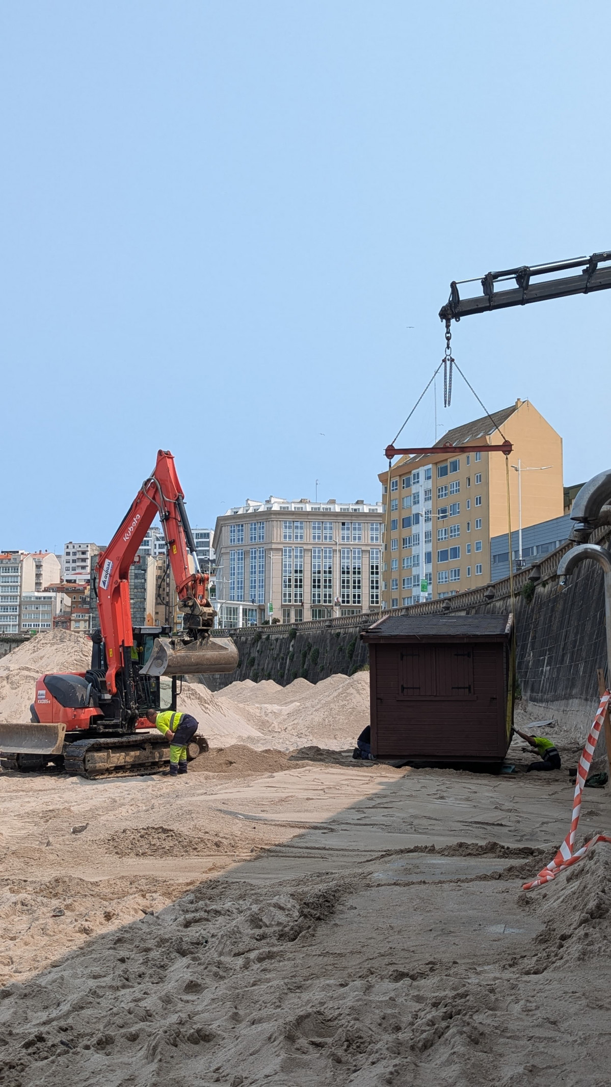 Instalaciu00f3n de las casetas de los socorristas en el Orzu00e1n y Riazor (3)