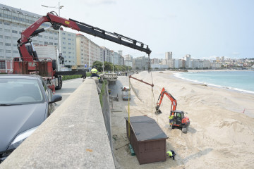 Instalación de las casetas de los socorristas en las playas @ Javier Alborés