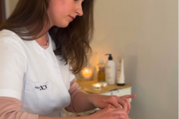 Verónica Makar, fundadora de Polish Glow, durante uno de sus tratamientos faciales