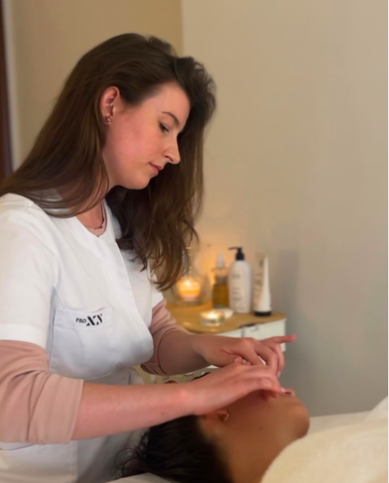Verónica Makar, fundadora de Polish Glow, durante uno de sus tratamientos faciales