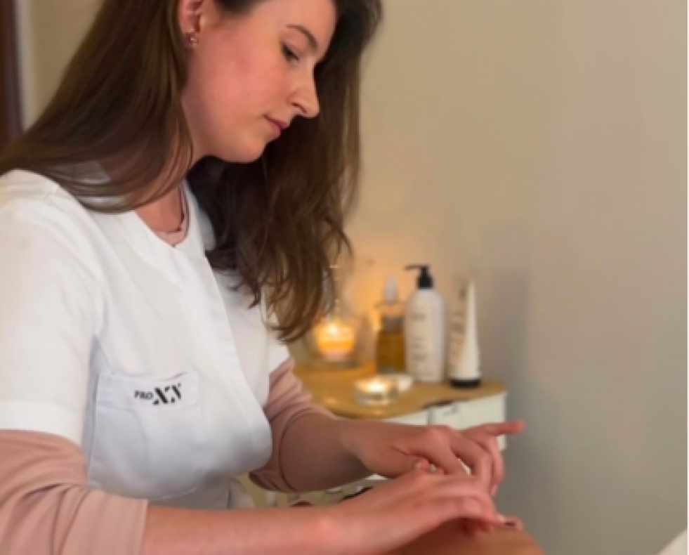 Verónica Makar, fundadora de Polish Glow, durante uno de sus tratamientos faciales