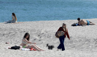 Medio Ambiente no se plantea instalar zonas reservadas para perros en las playas coruñesas este verano