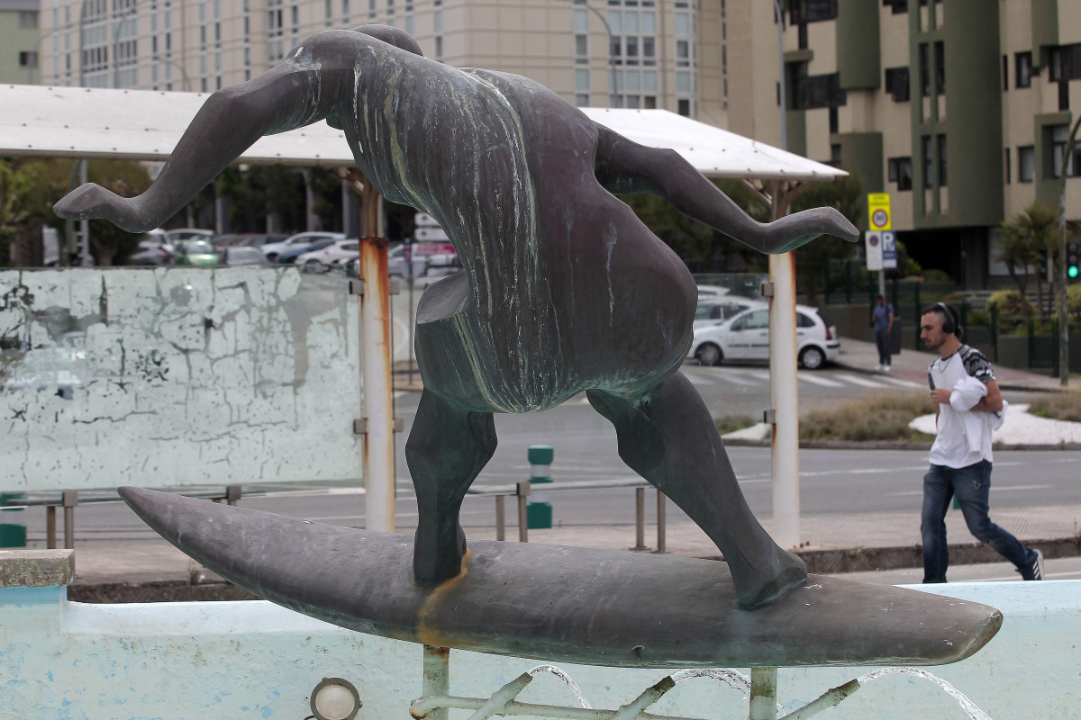 La fuente de los Surfistas estu00e1 llena de excrementos de aves que suelen visitar la zona