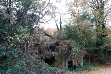 Vista de la abandonada capilla de San Amaro, en Abegondo