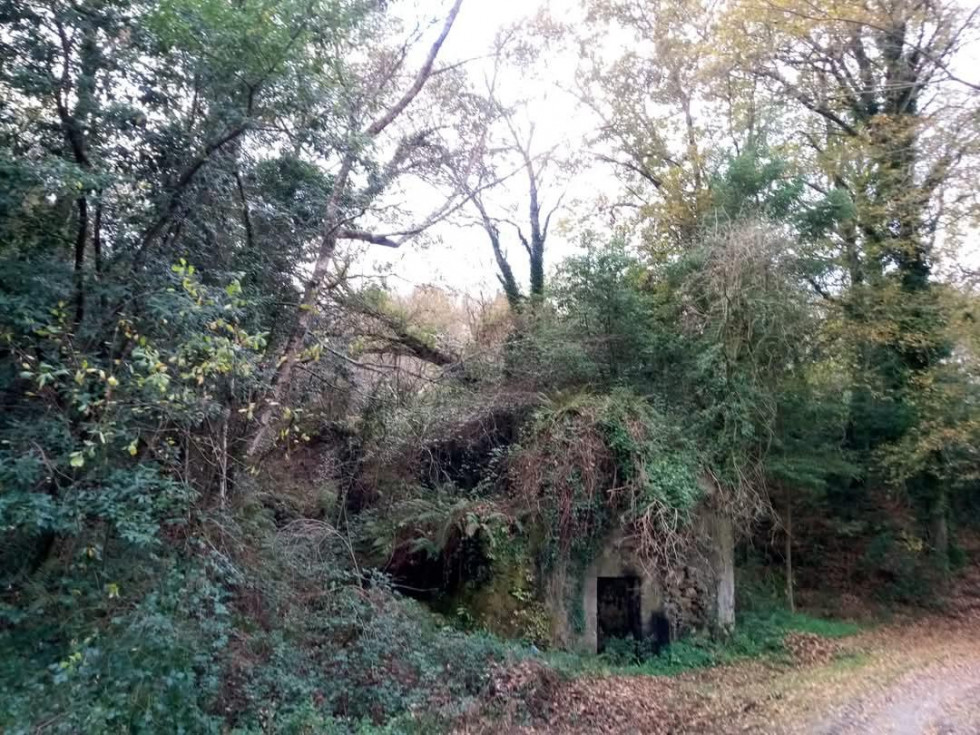 Vista de la abandonada capilla de San Amaro, en Abegondo