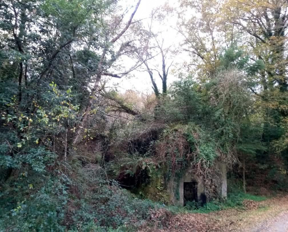 Vista de la abandonada capilla de San Amaro, en Abegondo