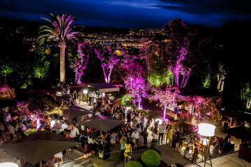 Ambiente festivo en los jardines de Montesqueiro, donde cada rincón invita a disfrutar del verano.