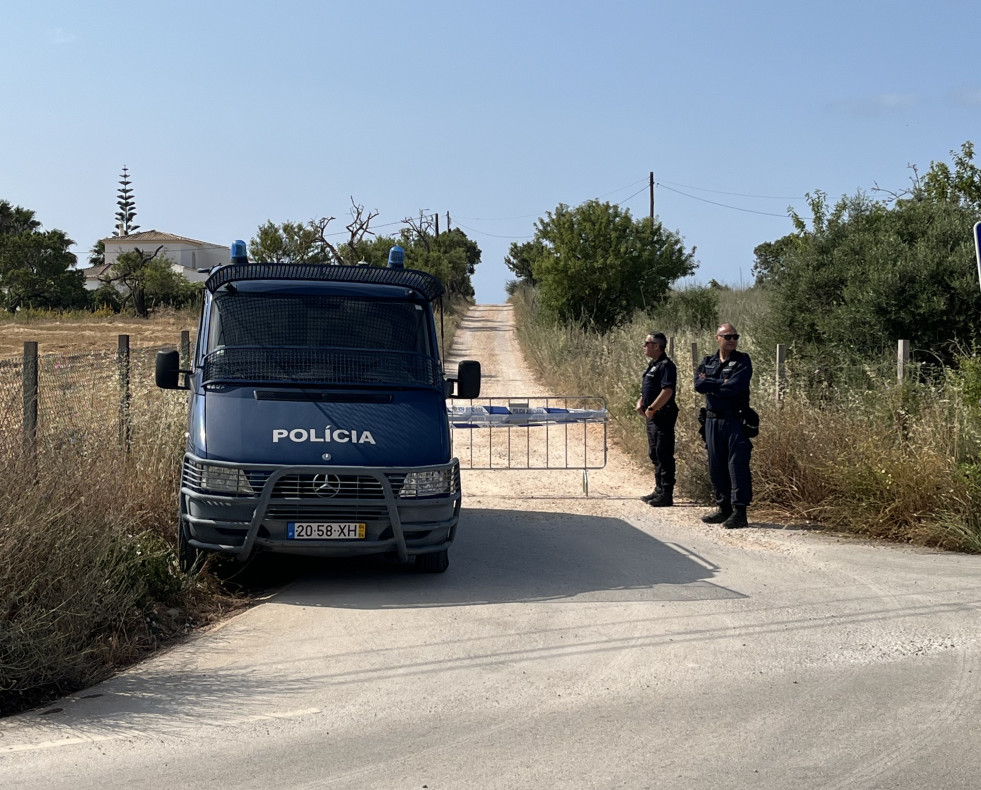 LAGOS (PORTUGAL), 04/06/2025.-La Policía de Portugal vigila el acceso a la zona de investigación en una urbanización situada a las afueras de Lagos, en el Algarve portugués, donde, en colaboració