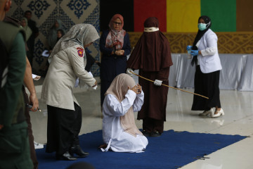 Una mujer recibio este miercoles 100 latigazos en Indonesia,