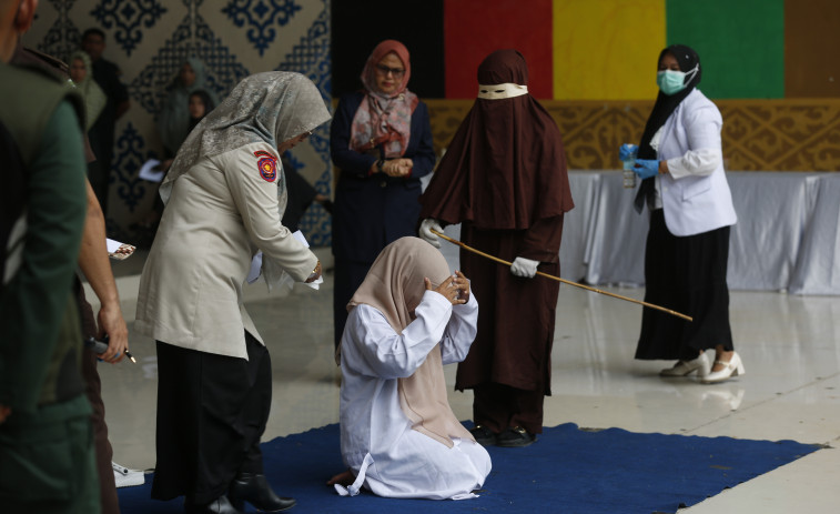 Una mujer recibe 100 latigazos en público en Indonesia por adulterio