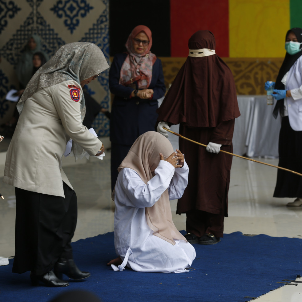 Una mujer recibe 100 latigazos en público en Indonesia por adulterio