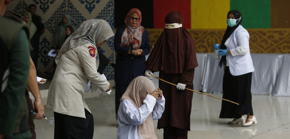 Una mujer recibe 100 latigazos en público en Indonesia por adulterio