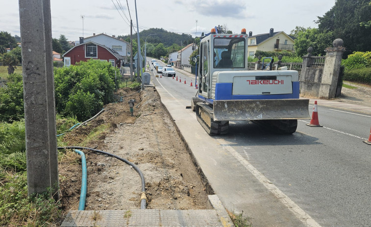 Bergondo interviene por vía de urgencia en el tramo de acera de A Lagoa vallado por riesgo de caída