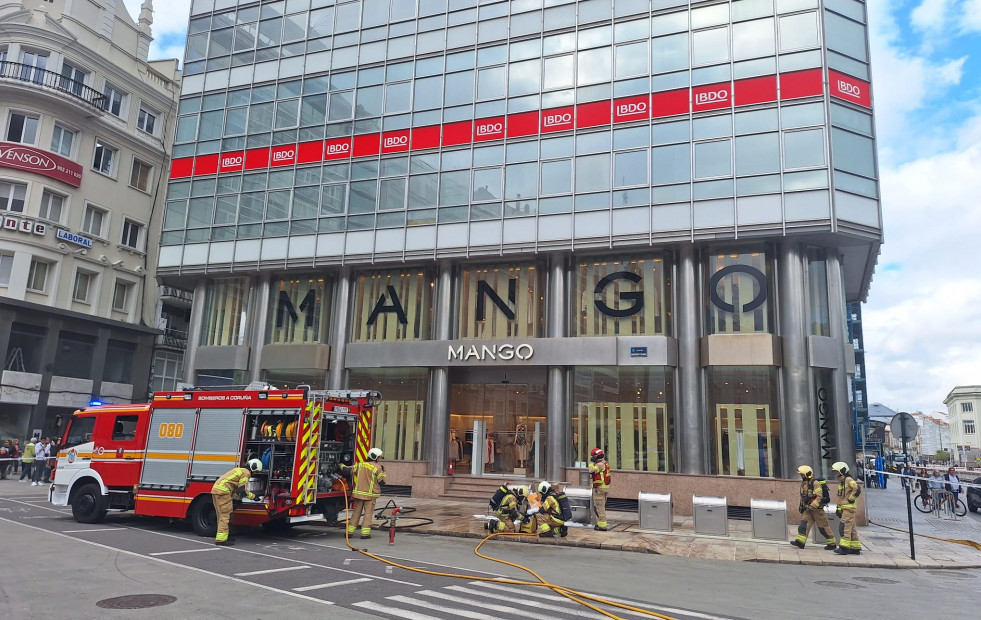 Los Bomberos de A Coruña extinguen un incendio en los Cantones