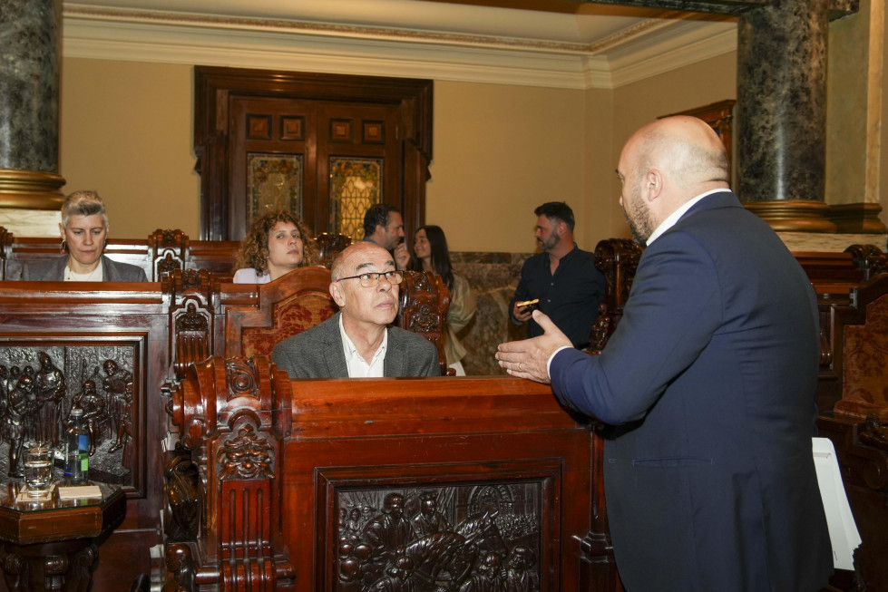 El portavoz del BNG, Francisco Jorquera, charla con el portavoz municipal, José Manuel Lage Tuñas  carlota blanco