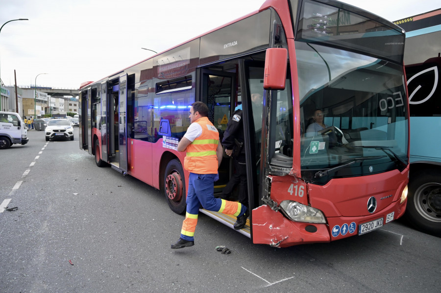 Un accidente con un autobús en A Coruña deja quince heridos