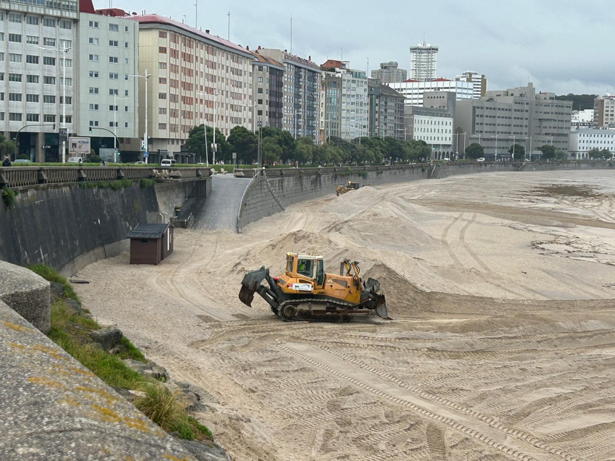 Máquinas dando los últimos retoques a las playas de A Coruña (4)
