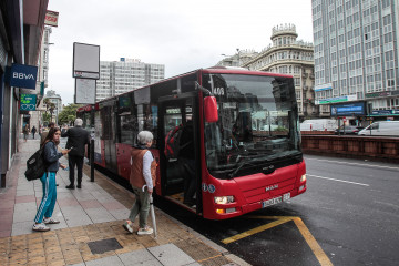 Gente subiendo al autobús urbano de A Coruña @ Quintana (1)