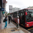 Gente subiendo al autobús urbano de A Coruña @ Quintana (1)