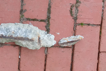 Cascote caído en la Casa del Mar de Mera