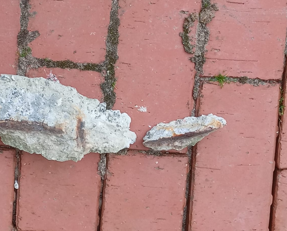 Cascote caído en la Casa del Mar de Mera