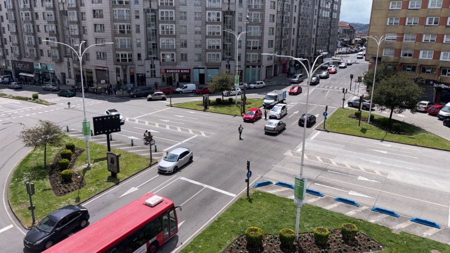 Apagón de semáforos en el conflictivo cruce de la ronda de Outeiro y avenida Finisterre