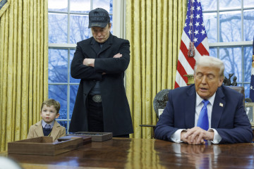 USA2862. WASHINGTON (UNITED STATES), 30/05/2025.- Fotografía de archivo del 11 de febrero de 2025 donde aparece el magnate estadounidense Elon Musk junto al presidente de Estados Unidos, Donald Trump
