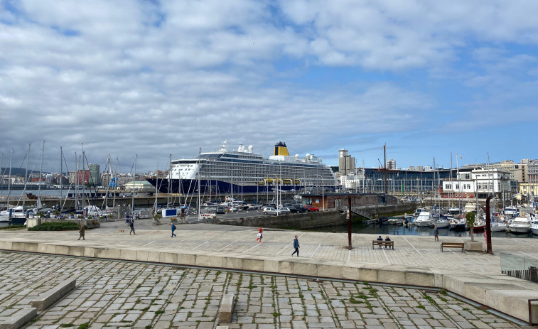 El puerto de A Coruña se llena de lujo con el 'Spirit of Adventure'