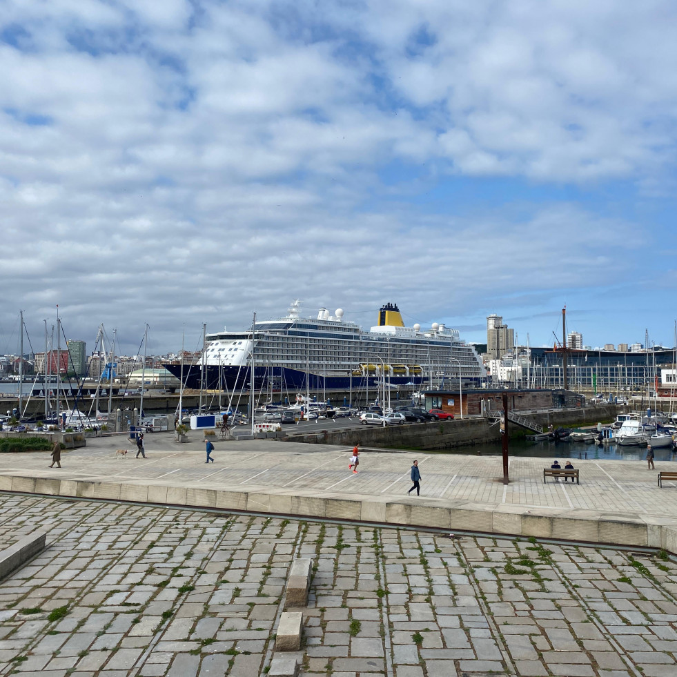 El puerto de A Coruña se llena de lujo con el 'Spirit of Adventure'