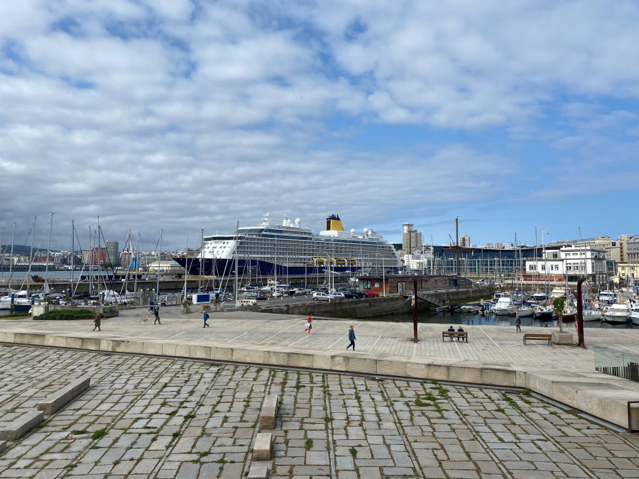 El puerto de A Coruña se llena de lujo con el 'Spirit of Adventure'