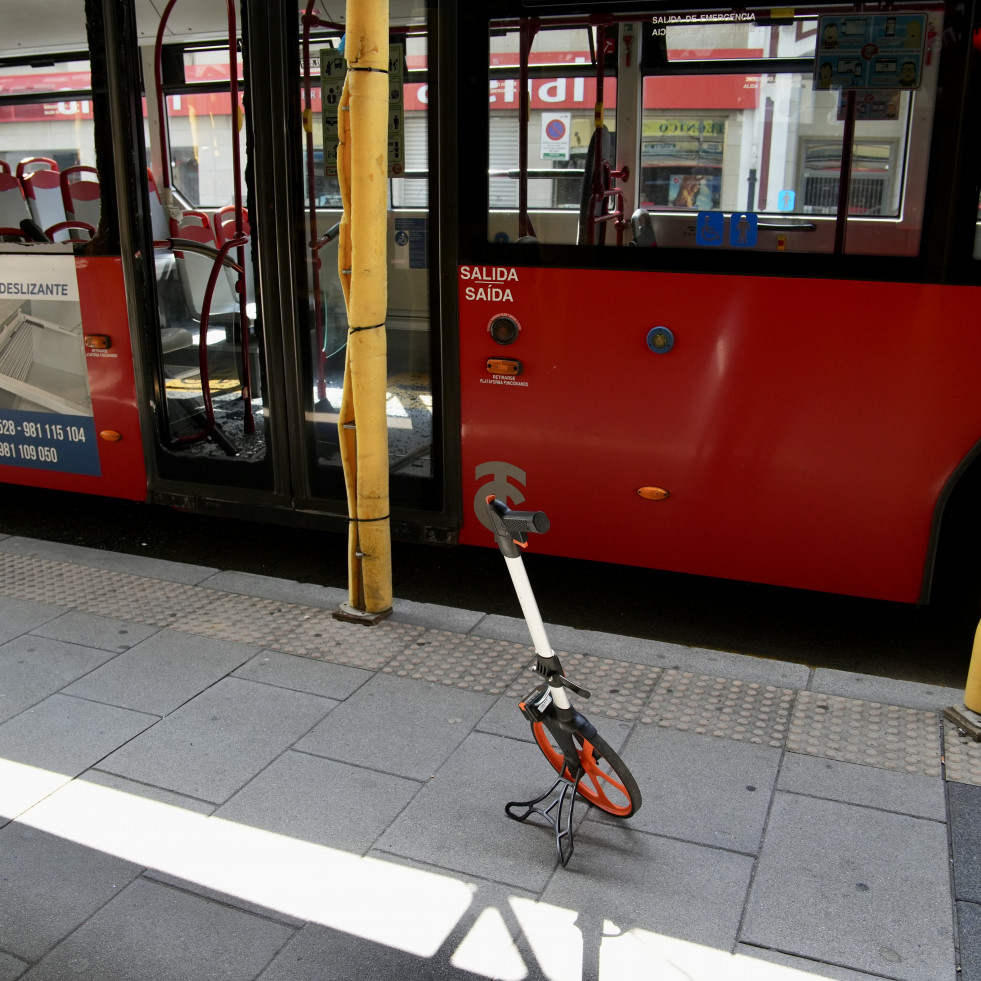 Un autobús urbano causa un nuevo susto en A Coruña al chocar con un andamio