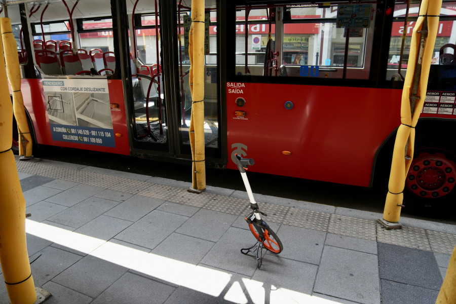 Un autobús urbano causa un nuevo susto en A Coruña al chocar con un andamio