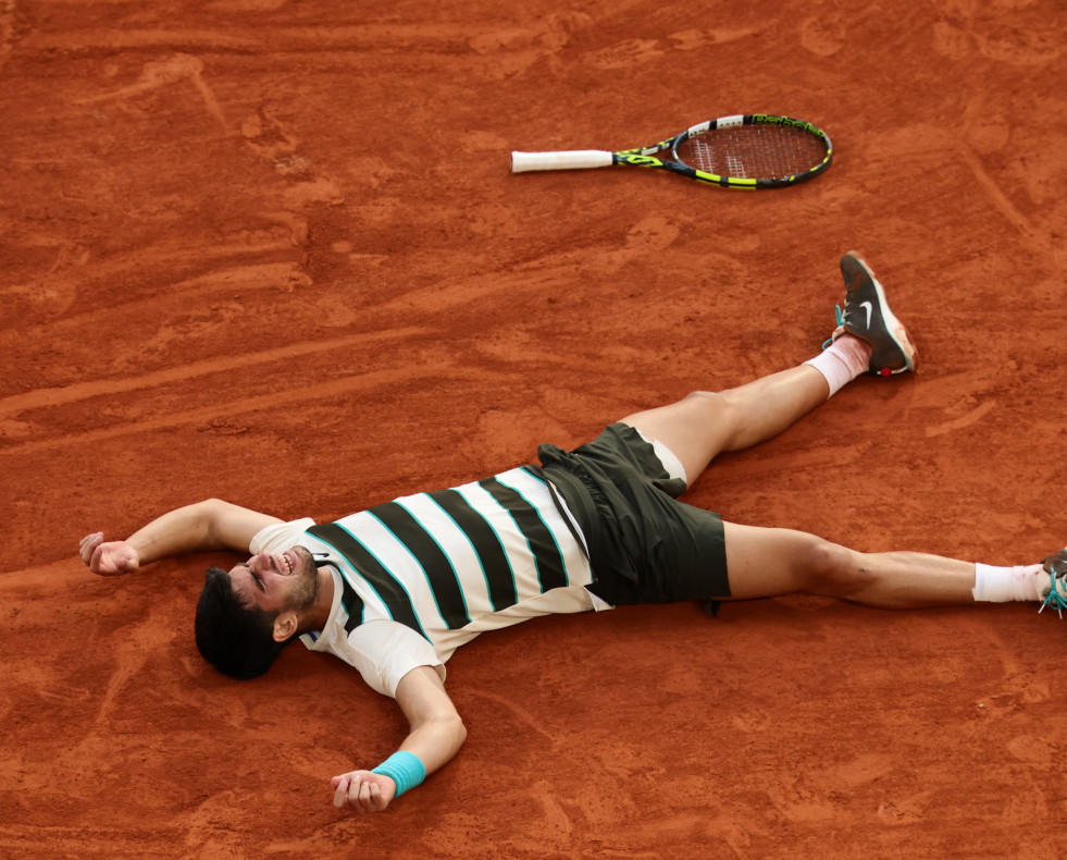 PARIS (France), 08/06/2025.- Carlos Alcaraz of Spain celebrates winning his Men's final match against Jannik Sinner of Italy at the French Open Grand Slam tennis tournament at Roland Garros in Paris,
