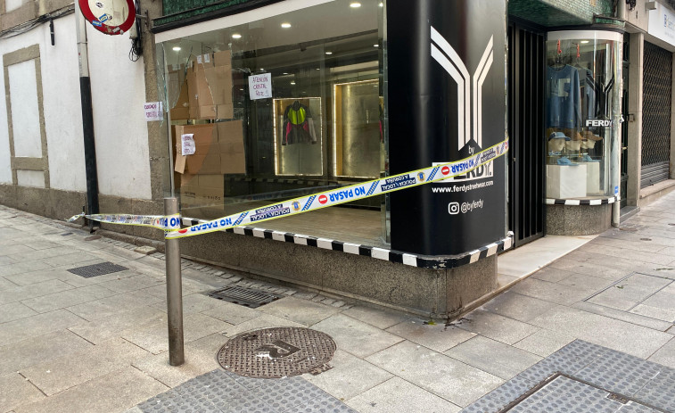 Una discusión de pareja acaba con un escaparate roto en una calle de A Coruña