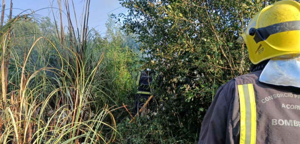 Los bomberos extinguen un incendio de maleza en O Temple