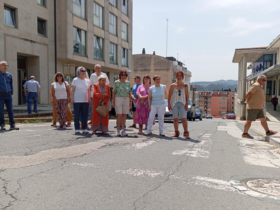 Así viven los vecinos de Párroco Villanueva de Sada: entre restos de una obra inacabada y "amenazados" por la maleza y las alimañas