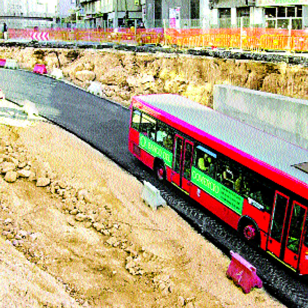 Hace 25 años | Abierto al tráfico de forma provisional un carril del túnel de Os Castros
