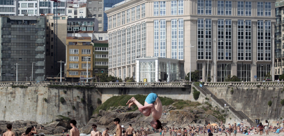 Las altas temperaturas arrastran a los coruñeses a disfrutar de los arenales