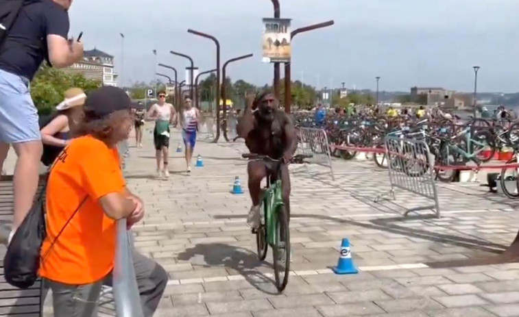 La Policía Local multa por desorden público al ciclista ‘espontáneo’ que se coló en el triatlón