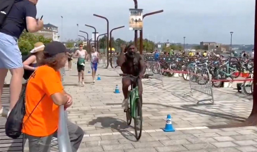 La Policía Local multa por desorden público al ciclista ‘espontáneo’ que se coló en el triatlón
