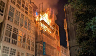 Los bomberos sofocan un incendio en un edificio okupa de la calle Barrera