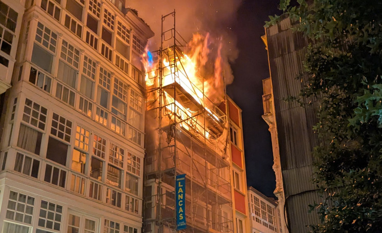 Los bomberos sofocan un incendio en un edificio okupa de la calle Barrera