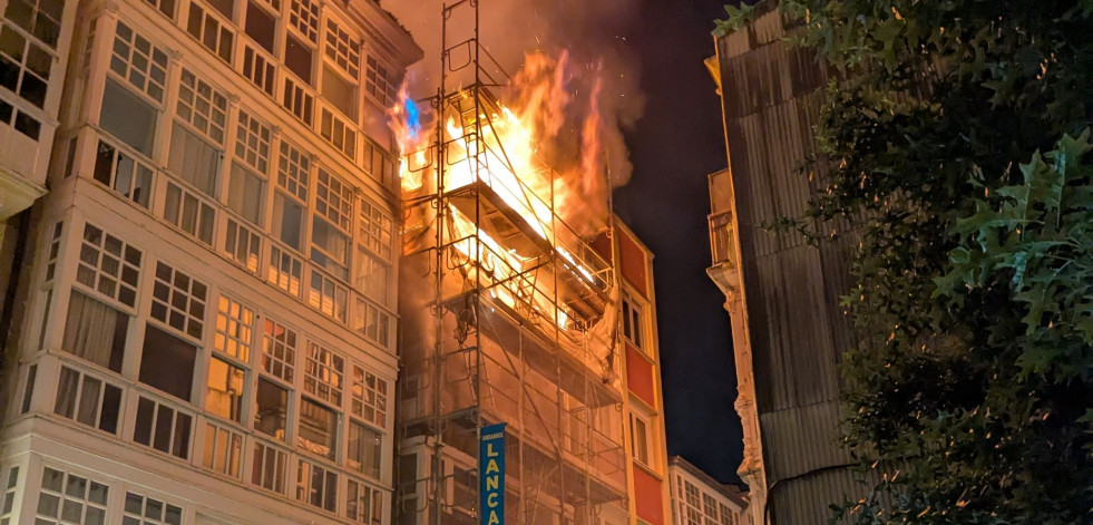 Los bomberos sofocan un incendio en un edificio okupa de la calle Barrera