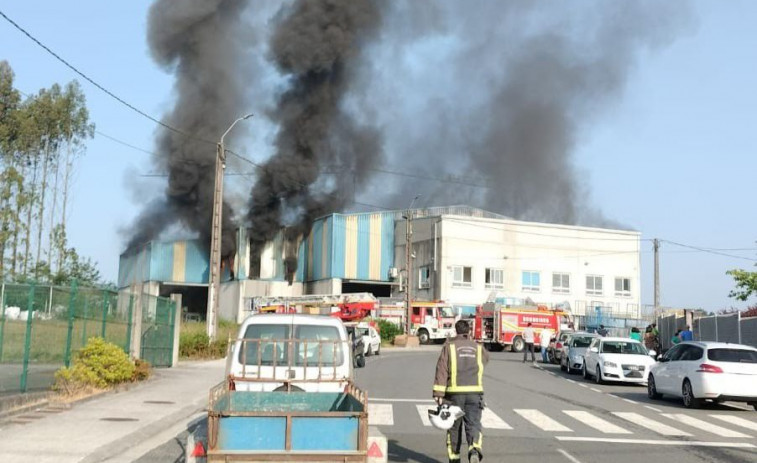 Unas baterías de móviles antiguos, posible causa de un incendio en una planta de reciclaje de Ordes