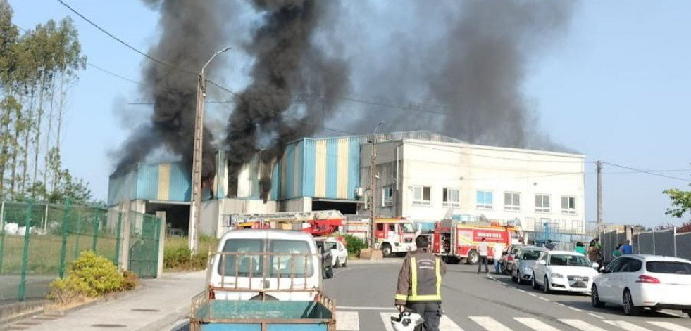 Unas baterías de móviles antiguos, posible causa de un incendio en una planta de reciclaje de Ordes