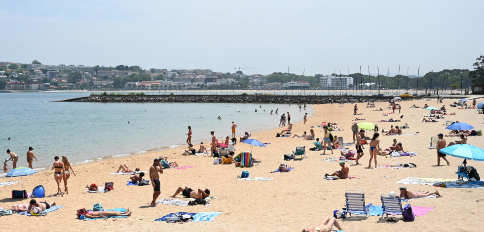 Un vertido casi obliga a cerrar al baño la playa de Oza, en A Coruña