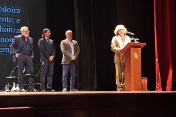El teatro Rosalía acoge un emotivo acto en homenaje  a Tono Correa Corredoira
