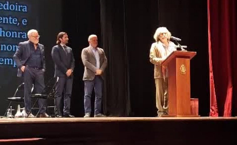 El teatro Rosalía acoge un emotivo acto en homenaje  a Tono Correa Corredoira