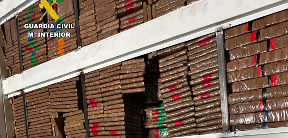 Intervenidas casi cinco toneladas de hachís en el remolque de un camión en Algeciras